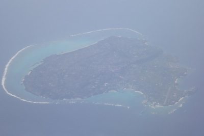 2023年4月23日 石垣島へ行く途中に機内から撮影した薄く雲がかかった 与論島