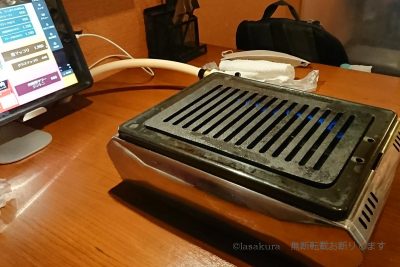 滋賀県 彦根城下町 居酒屋IKKUTEI卓上焼肉ガスコンロと注文用タブレット