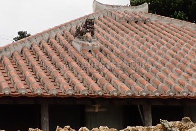 沖縄県 竹富島 竹富島町並み保存地区 屋根の上のシーサー