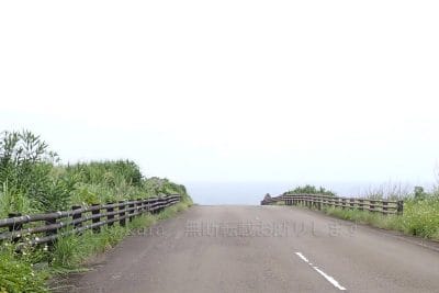 立神岩近くの外周道路の坂道
