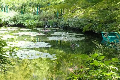 高知県 北川村 モネの庭 マルモッタン モネの「水の庭」睡蓮のある池に浮かぶボート