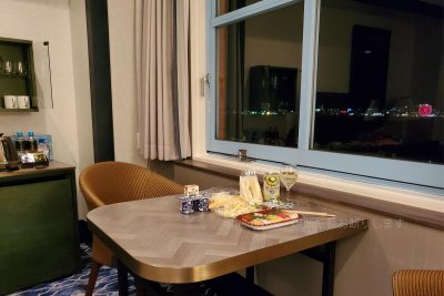 福岡県 北九州市 プレミアホテル門司のテーブルと窓　宿泊に贅沢したので食事は節約。夜景を見ていたら遅くなってコンビニは弁当がほとんどなく…足りなかった。部屋にワイングラスがあったのがうれしい。ダブルのシングルユースなのでドリップコーヒーや水も2つずつありました。