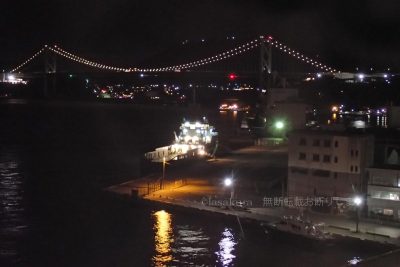 福岡県 北九州市 プレミアホテル門司の部屋の窓ガラス越しのライトアップされた関門橋