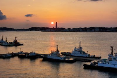 福岡県 北九州市 プレミアホテル門司の部屋の窓ガラス越しの沈む夕陽