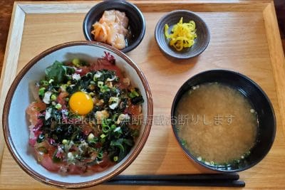 入・出港日限定のランチ「ポキ丼」