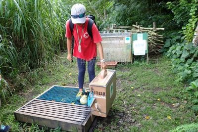 保護区域に入る前に靴を綺麗にします