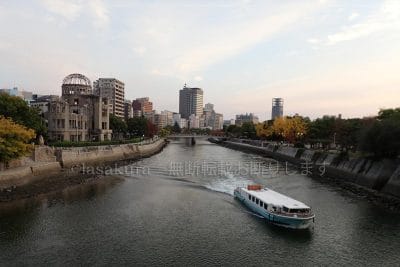 原爆ドームと船（ひろしま世界遺産航路）