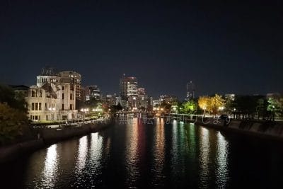原爆ドームと元安川（もとやすがわ）に映る灯り