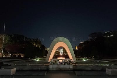 広島平和祈念公園の平和の灯と世界遺産原爆ドーム