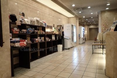 売店、アメニティ、アイスキャンディー、コーヒーメーカー、ペットボトルの水