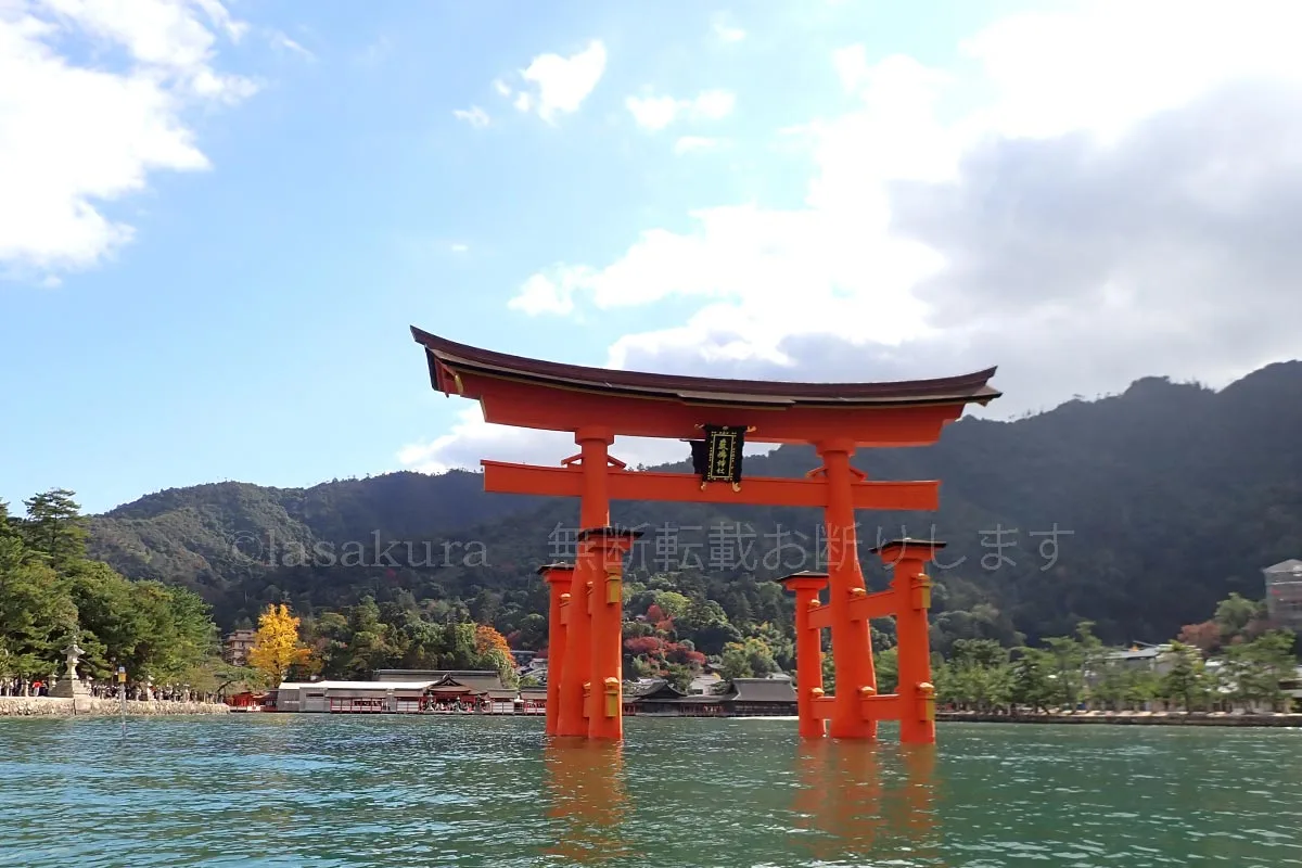 遊覧船は「ろかい舟」から撮影した厳島神社